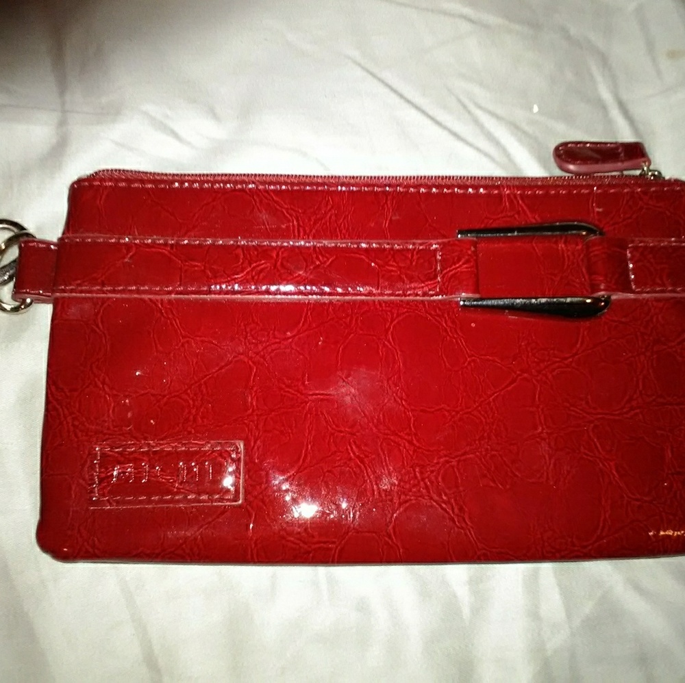 Red shiney makeup,  change  bag